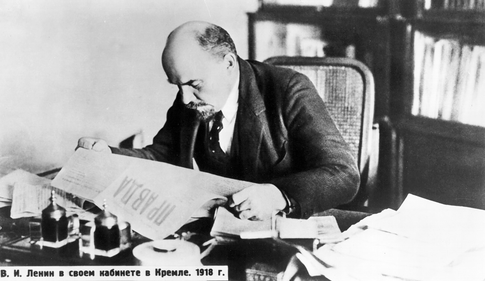 Ленин в своем кабинете в Кремле